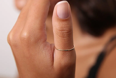 معنی انگشتر در هر انگشت چیست؟